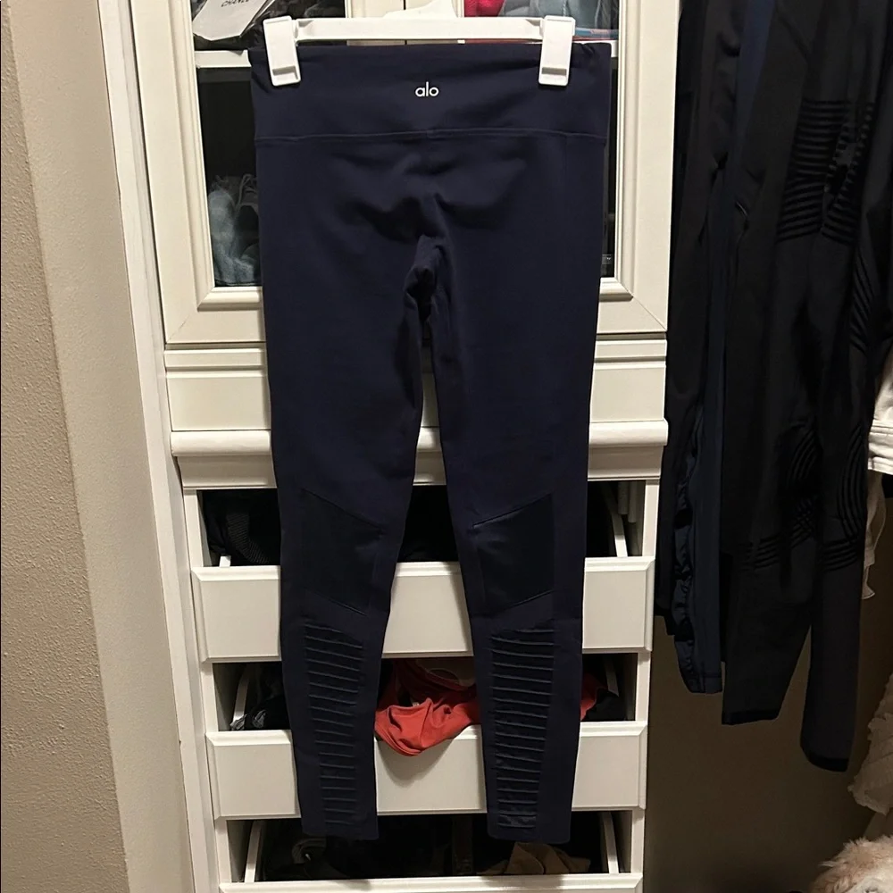 ALO Yoga Navy Leggings - Picture 2 of 4
